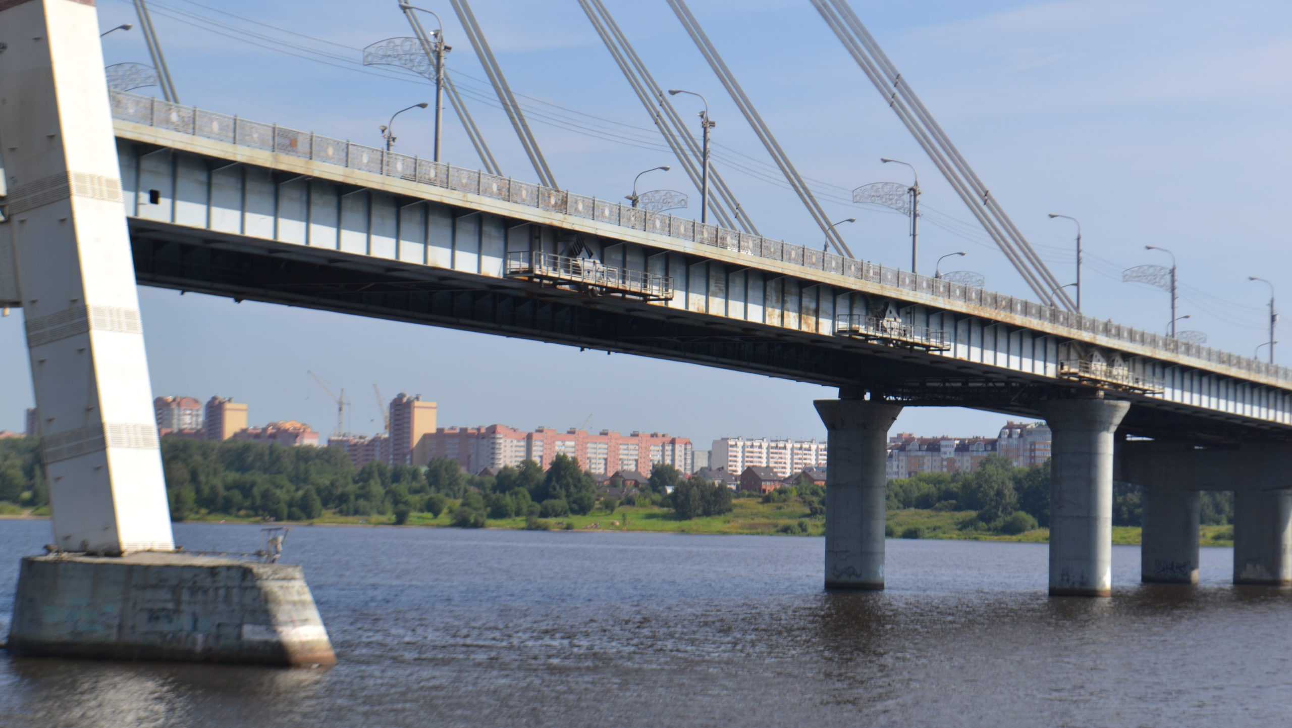 Снять мост. Зашекснинский мост. Перила Октябрьского моста. Мост на черной речке Череповец. Череповецкий мост перила.