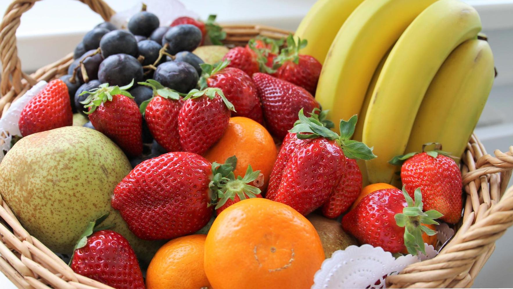 Корзина фруктов и ягод