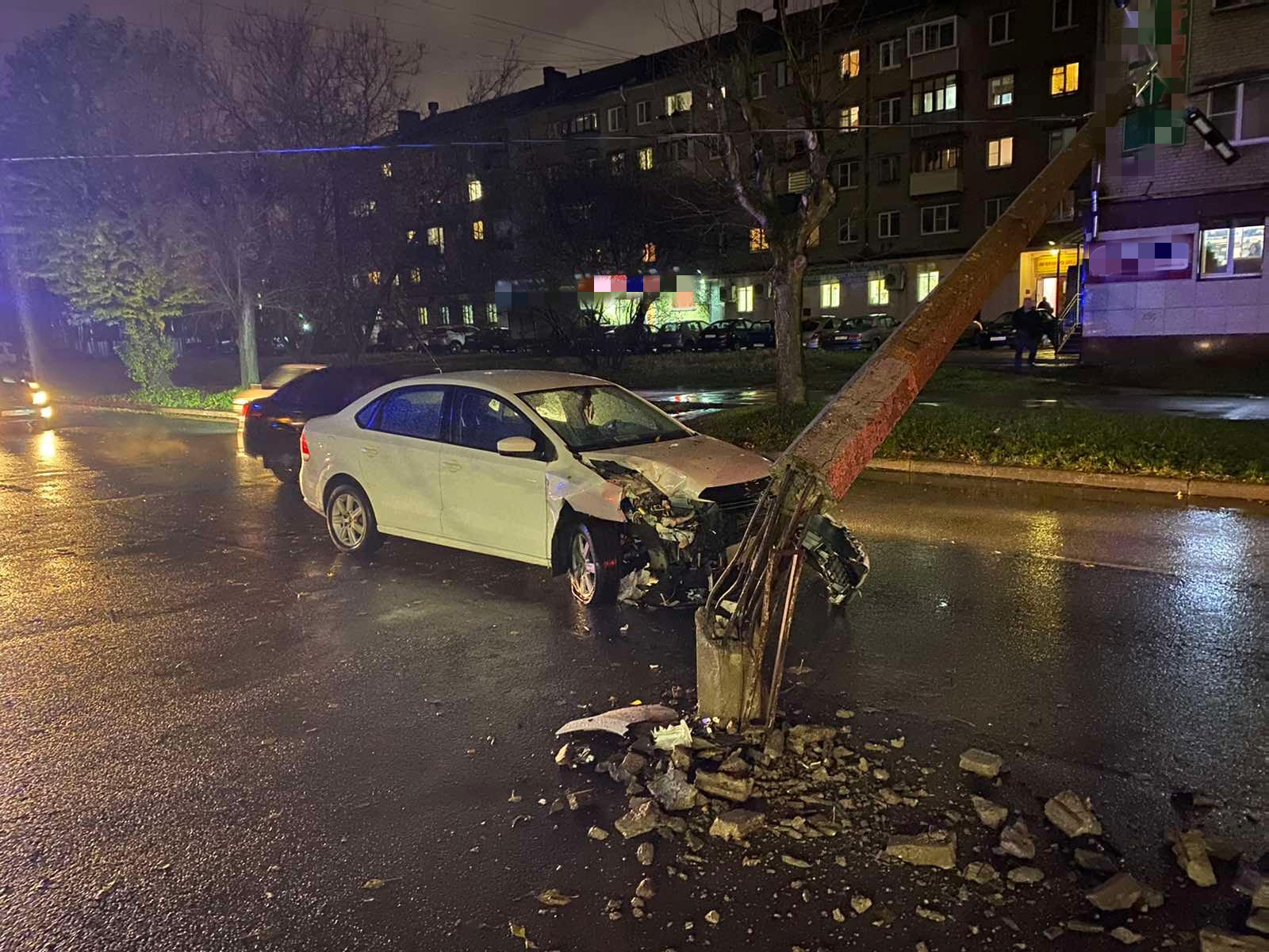 В Череповце машина снесла столб, пострадали женщина и ребенок - ГородЧе