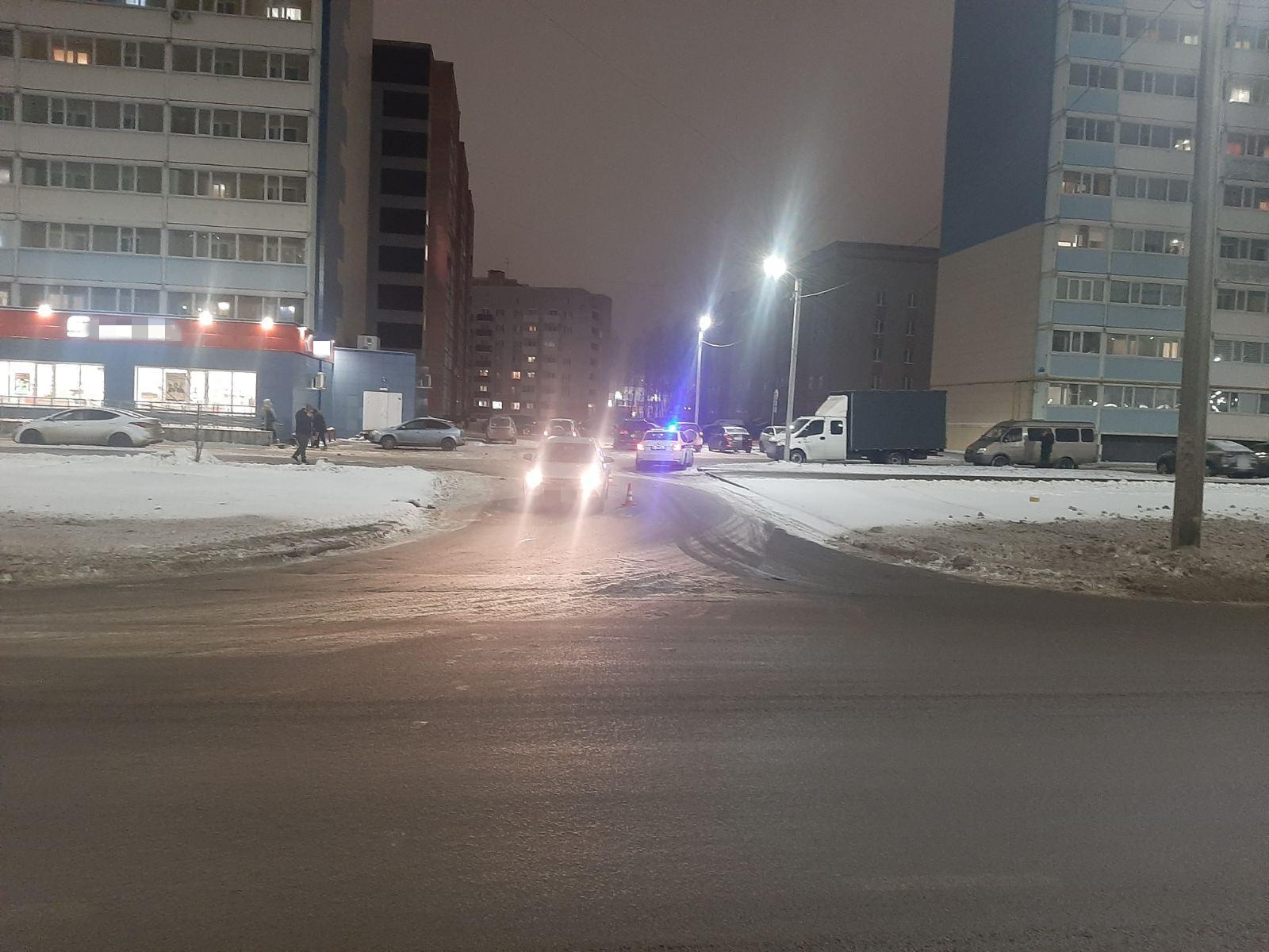 Новости череповца сегодня свежие. Пешеход во дворе. Выезд со двора. Авария в Череповце вчера. Дворы в 104 Череповец.