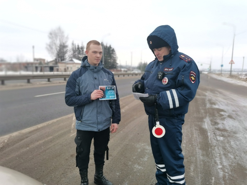 Глава ГИБДД вышел с жезлом на трассу после смертельного ДТП под Шексной -  ГородЧе