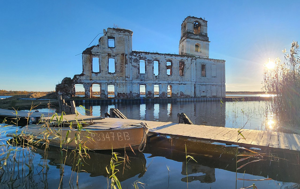 Село крохино сколько жителей. Маяк Крохино. Храм в Крохино. Центр Возрождения культурного наследия Крохино. Храм Крохино рухнул.