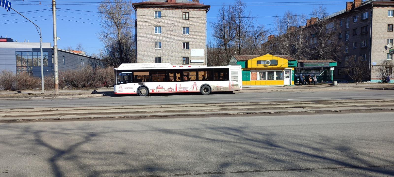 В Череповце водитель Toyota Land Cruiser устроил ДТП с автобусом,  пострадали двое | 31.03.2023 | Череповец - БезФормата