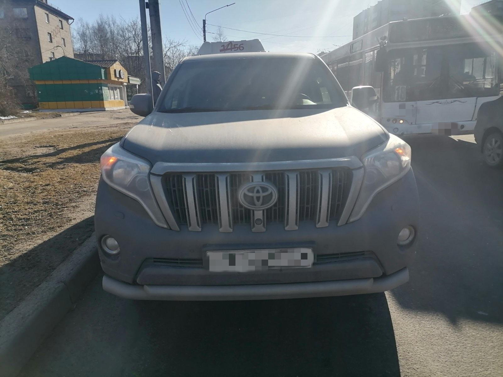 В Череповце водитель Toyota Land Cruiser устроил ДТП с автобусом,  пострадали двое | 31.03.2023 | Череповец - БезФормата