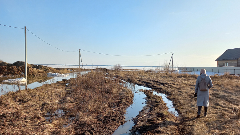 Дорога к храму в современной застройке