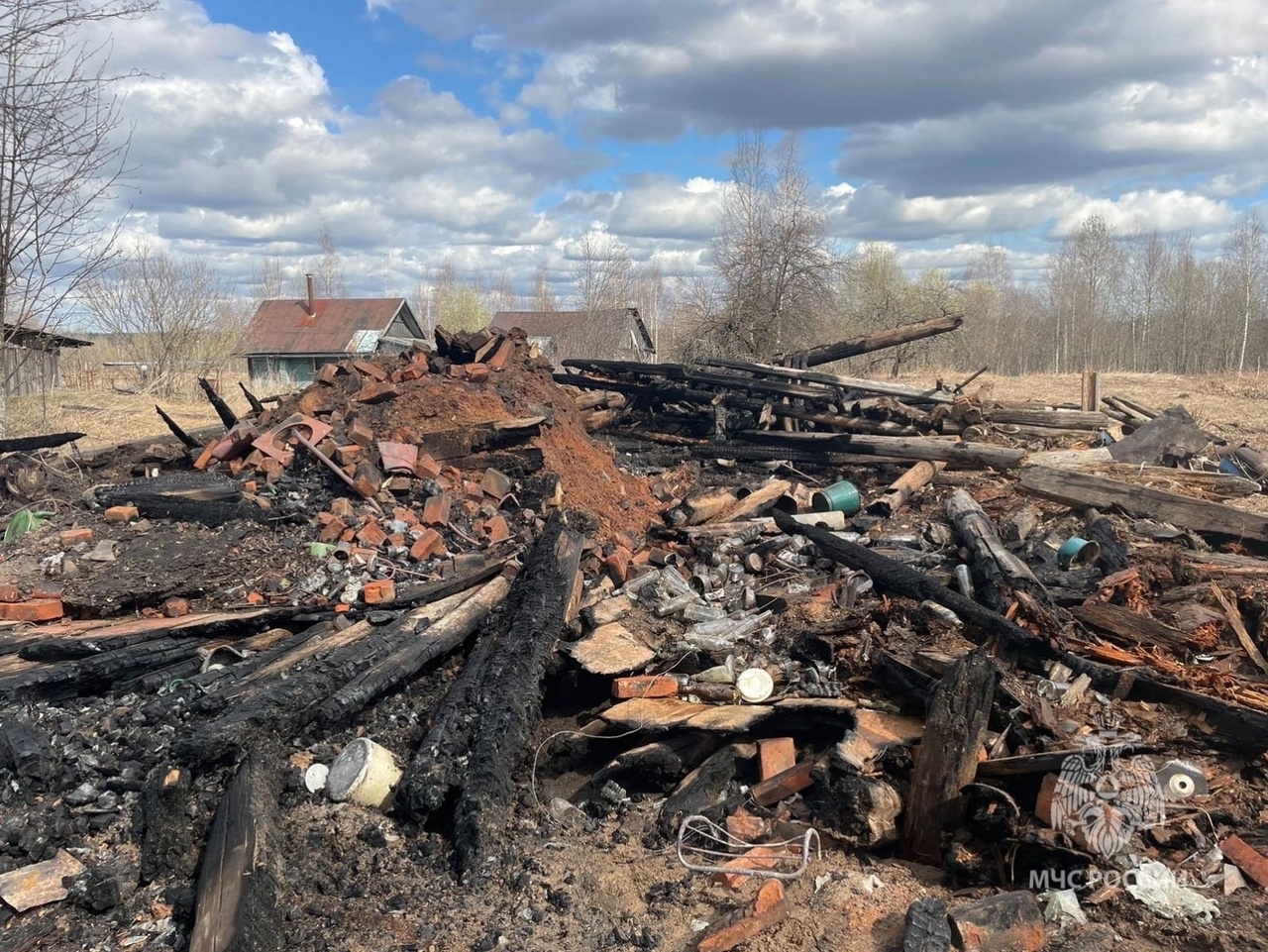 В Череповецком районе сгорел старый дом | 22.04.2023 | Череповец -  БезФормата