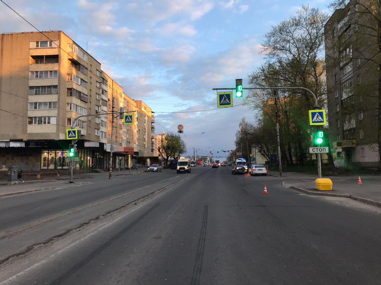 В Череповце у машины оторвало колесо с элементами подвески, травмирована  женщина | 04.05.2023 | Череповец - БезФормата