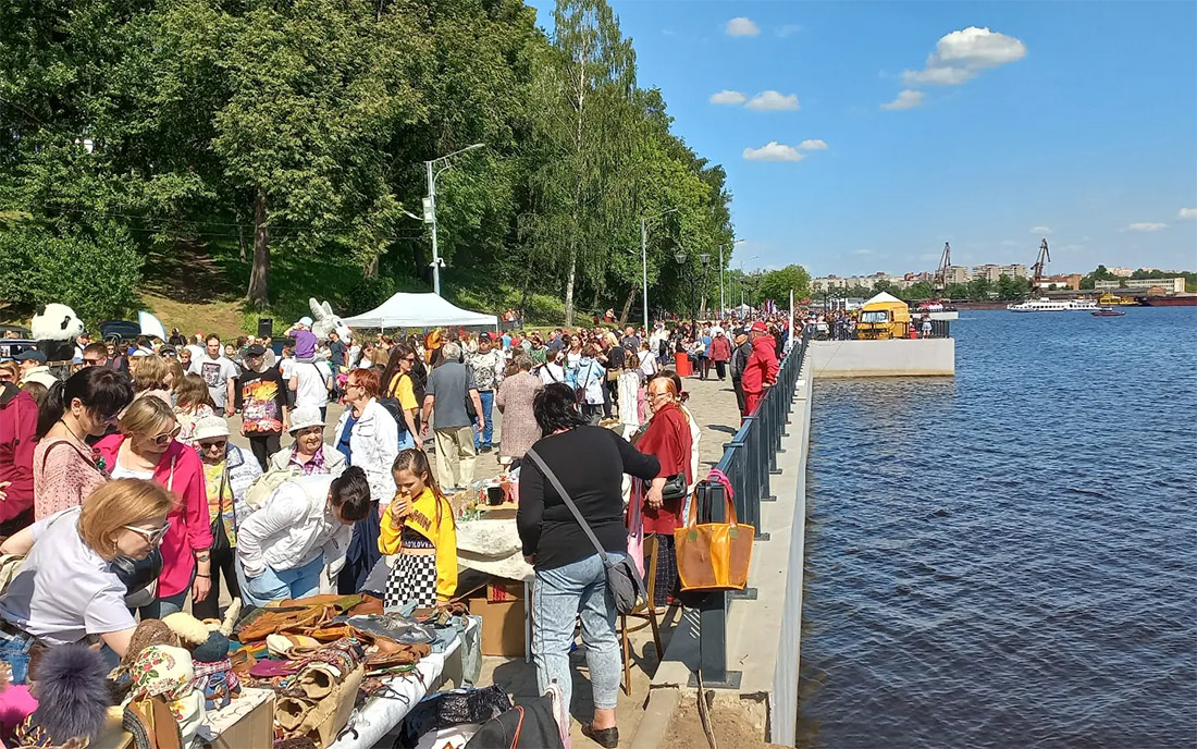 Человек на набережной