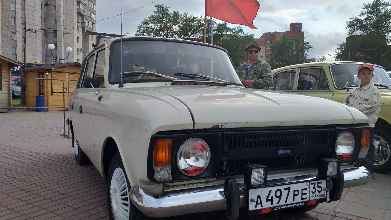 В Череповце прошла выставка красивых и необычных ретро-автомобилей |  22.06.2023 | Череповец - БезФормата