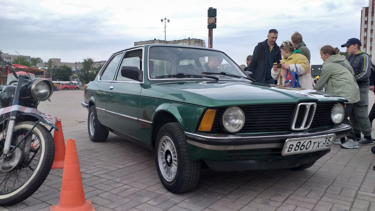 В Череповце прошла выставка красивых и необычных ретро-автомобилей |  22.06.2023 | Череповец - БезФормата