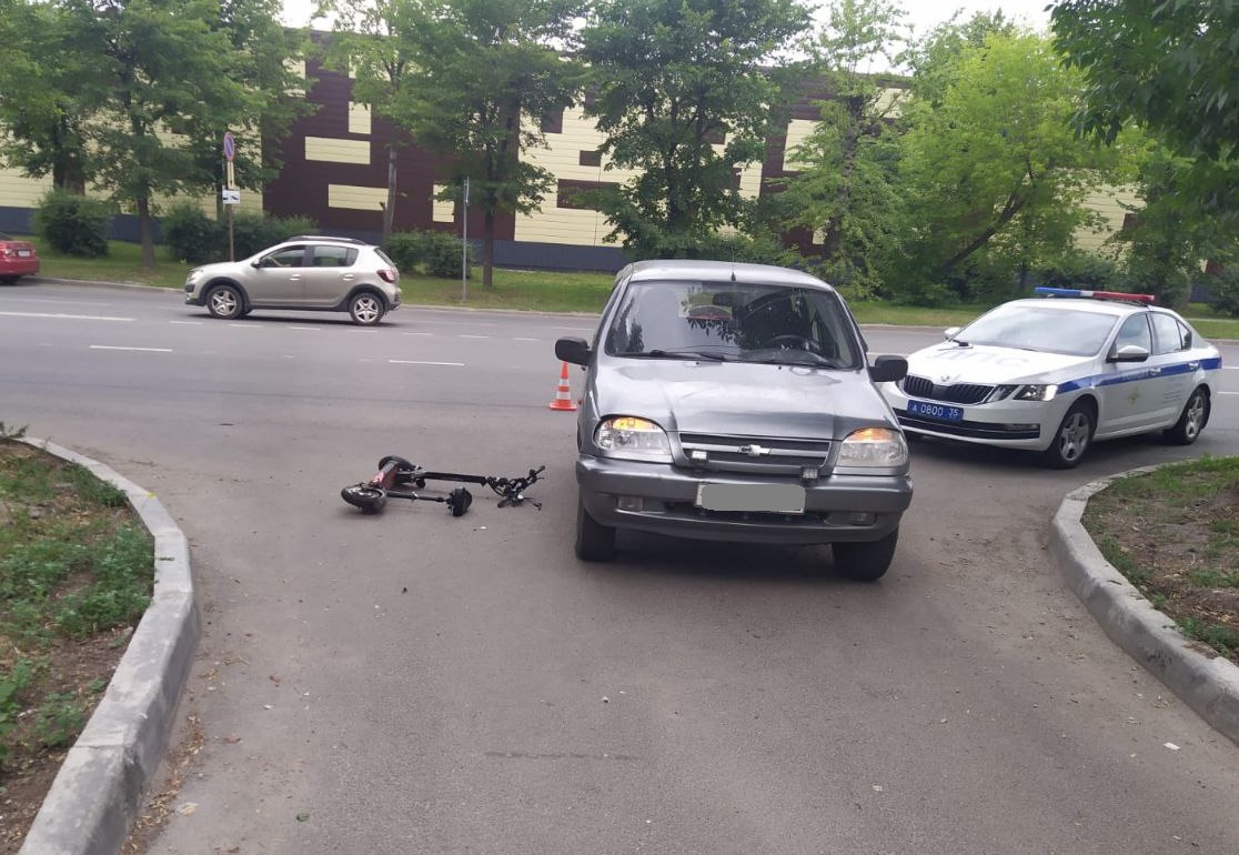 В Череповце при въезде во двор машина сбила самокатчика | 19.07.2023 |  Череповец - БезФормата