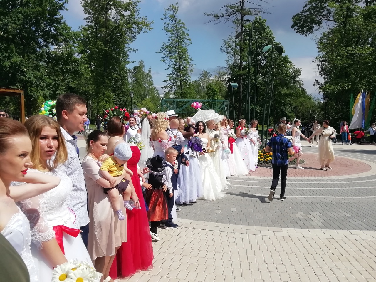 В Череповце сегодня состоялся 13-й парад невест | 08.07.2023 | Череповец -  БезФормата