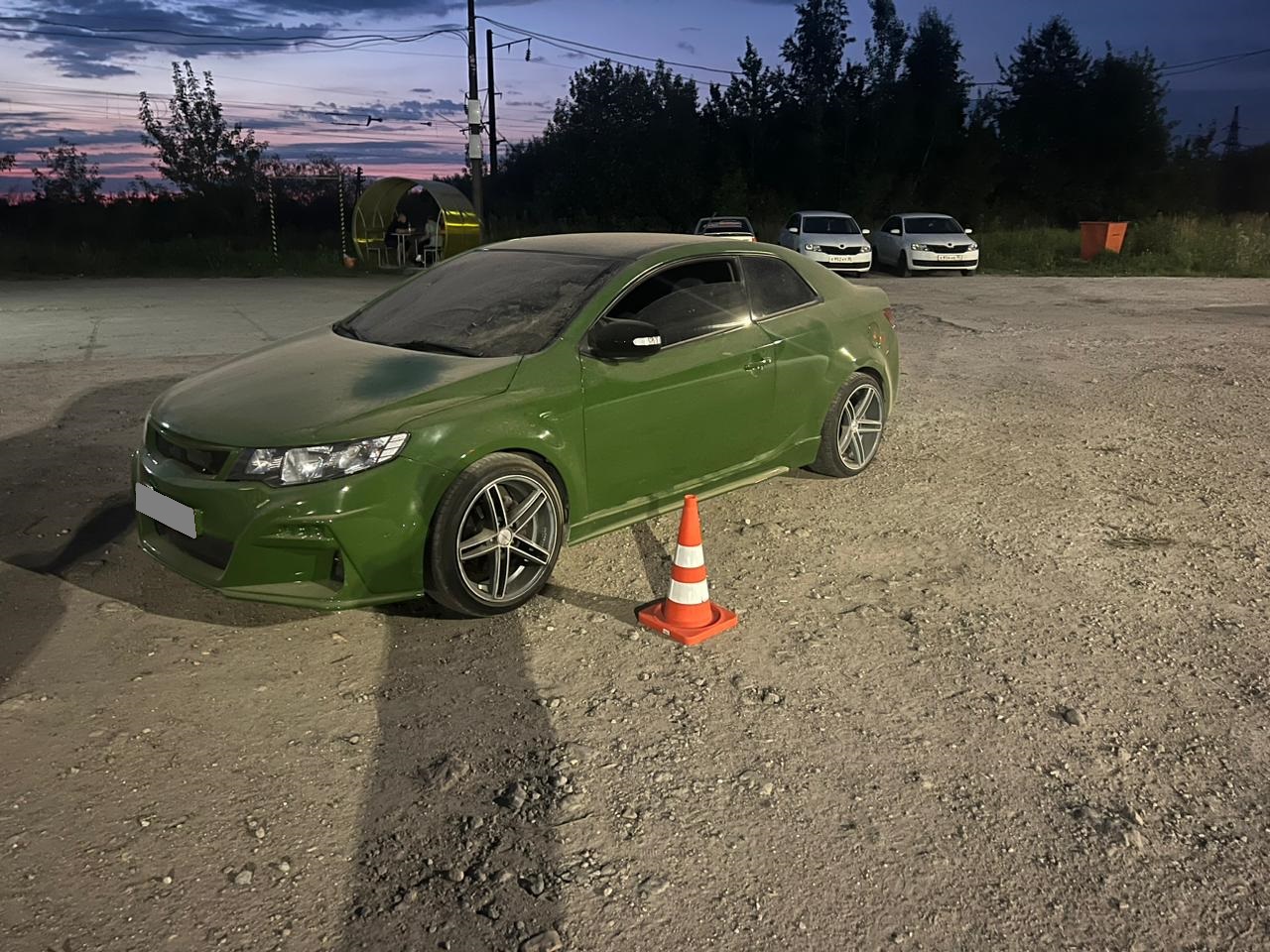 В Череповце пьяный водитель въехал в припаркованную машину и в деревья |  09.08.2023 | Череповец - БезФормата