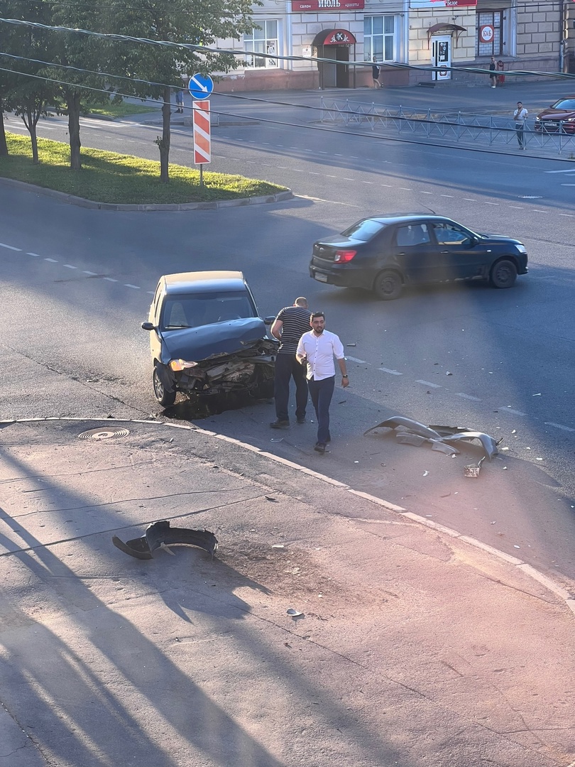 Машина въехала в дом после ДТП в Череповце | 07.08.2023 | Череповец -  БезФормата