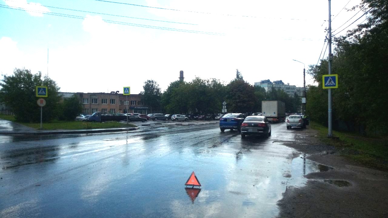 В Череповце юношу на электросамокате сбила машина - ГородЧе