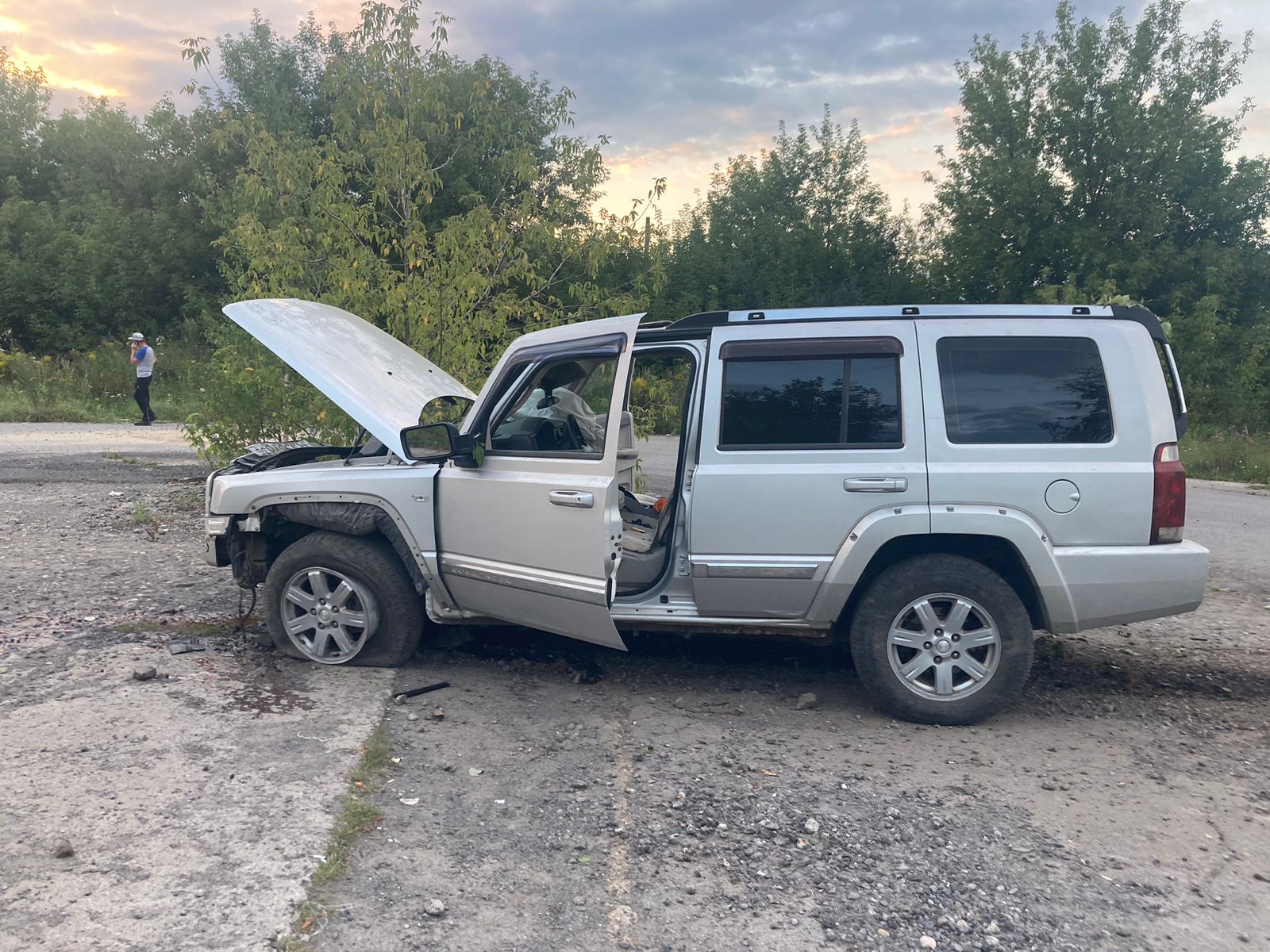 В Череповце пьяный водитель въехал в припаркованную машину и в деревья |  09.08.2023 | Череповец - БезФормата