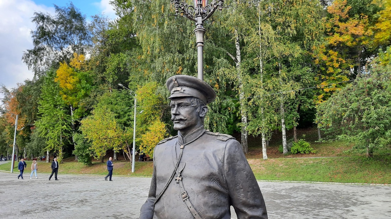 Скульптура выполнена из бронзы