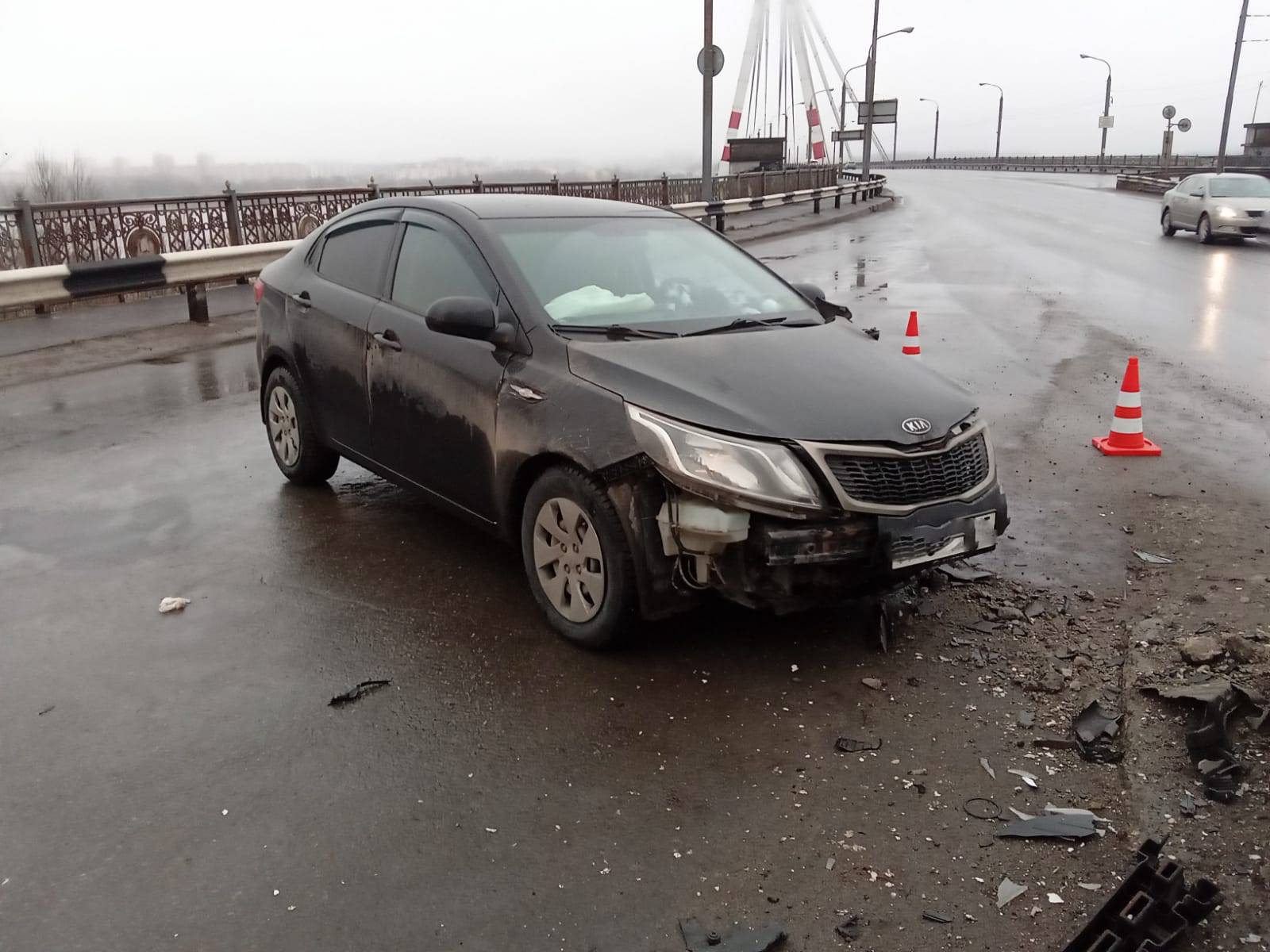 На Октябрьском мосту машина влетела в отбойник, водитель в больнице |  07.11.2023 | Череповец - БезФормата