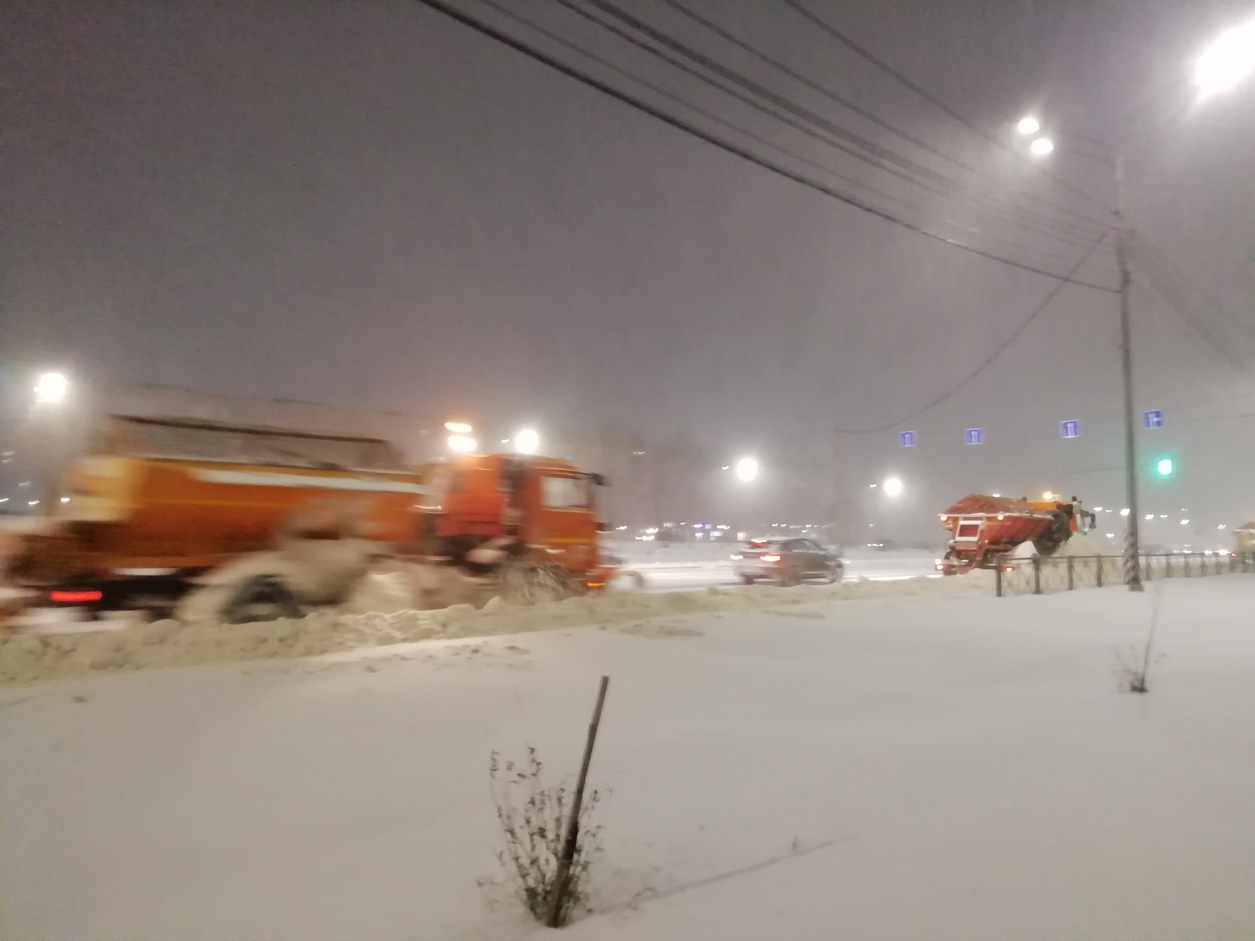 В Череповце за ночь расчистили дороги и принялись за тротуары | 28.11.2023  | Череповец - БезФормата