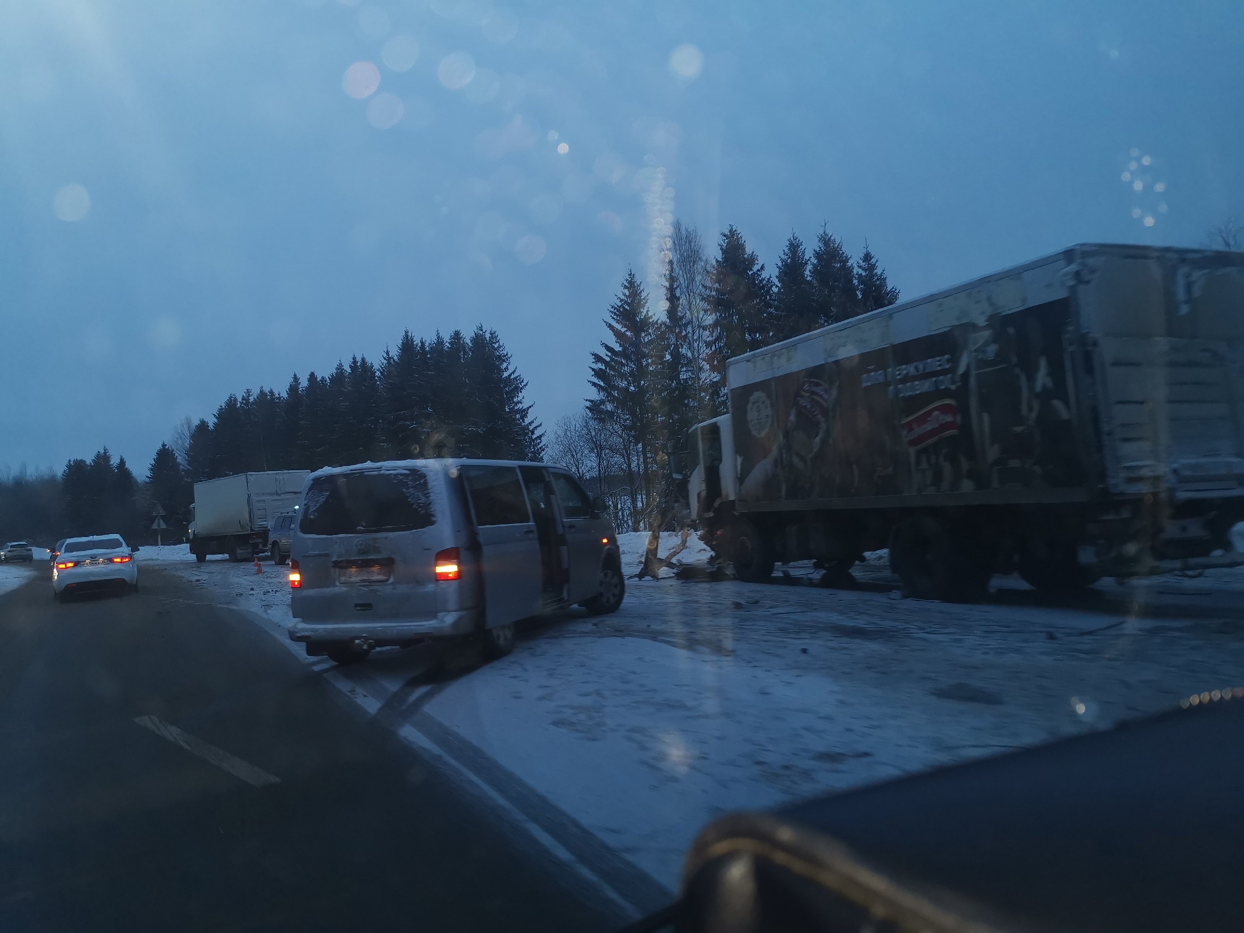 В ДТП недалеко от Череповца погибли водитель и двое детей | 30.12.2023 |  Череповец - БезФормата