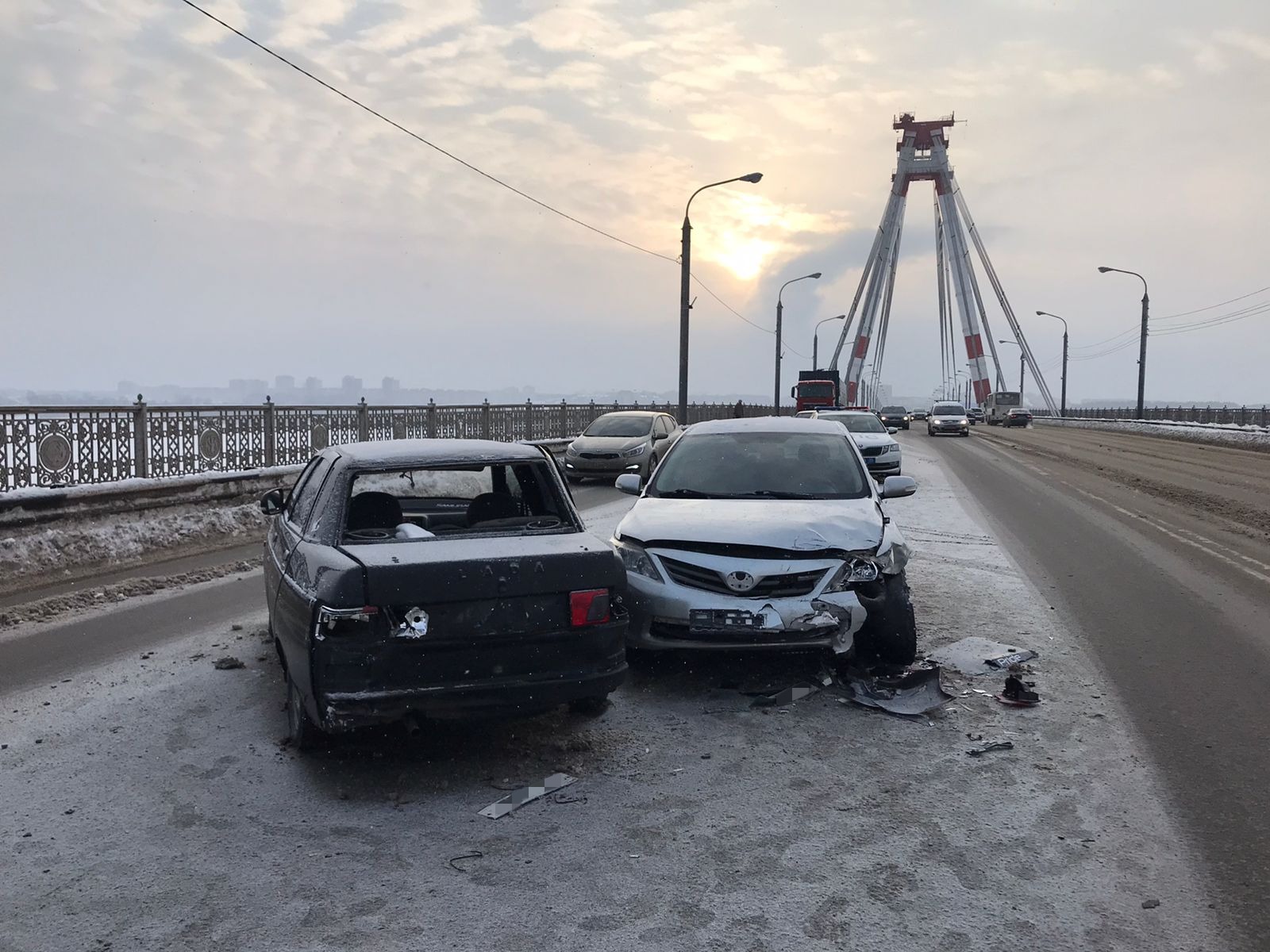 20-летний водитель устроил ДТП на Октябрьском мосту | 04.12.2023 | Череповец  - БезФормата