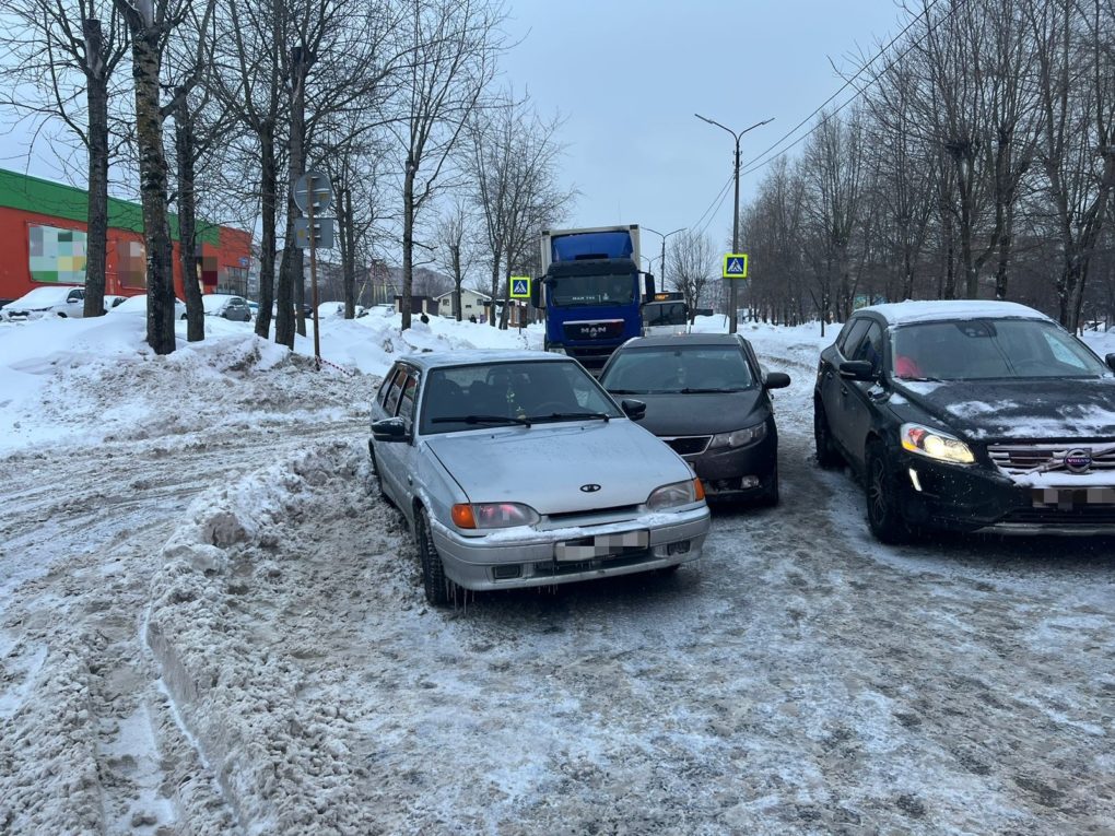 Машины заблокировали проезд автобусам, проезжали только легковушки