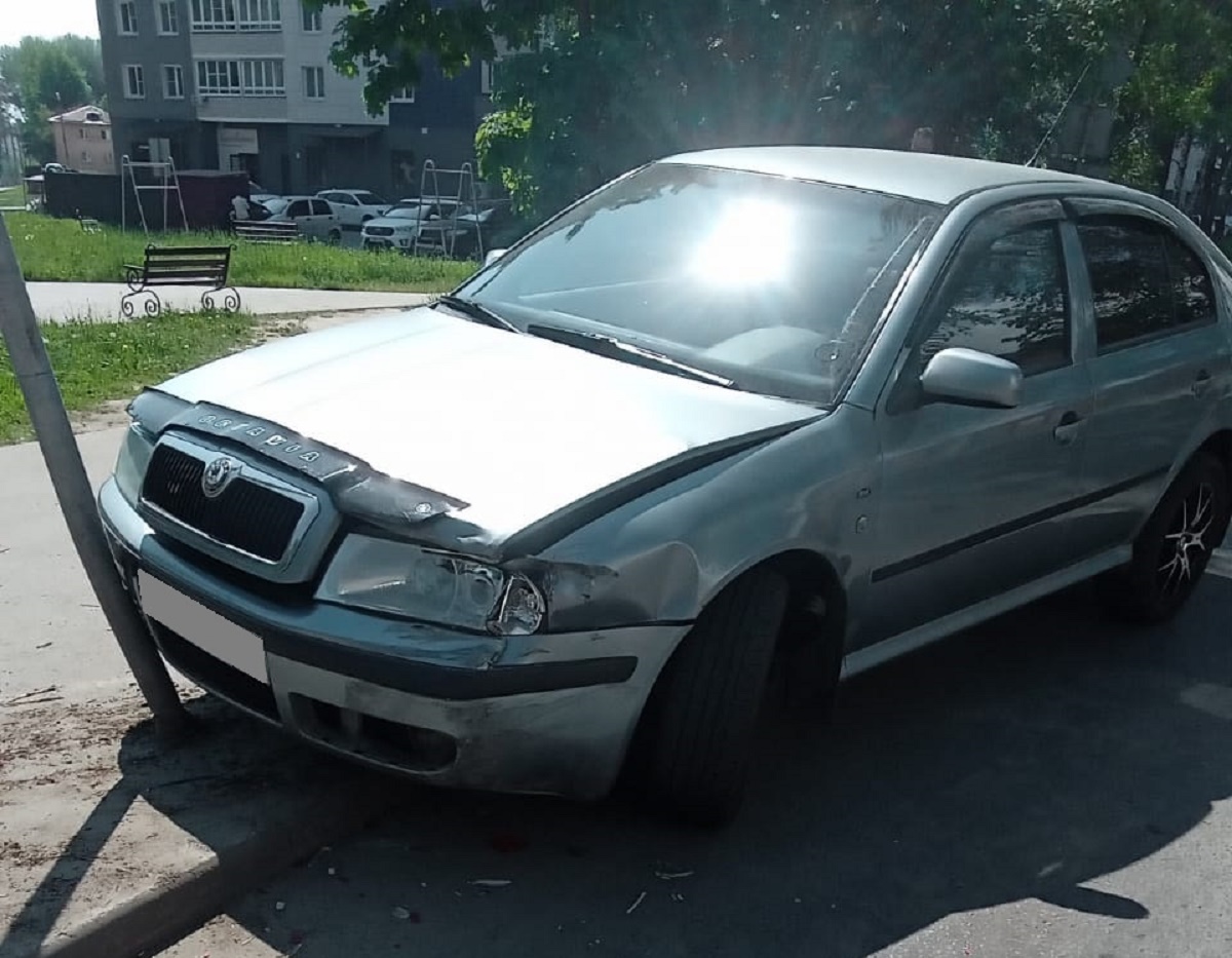 В Череповце машина влетела сзади в другую и в дорожный знак - ГородЧе