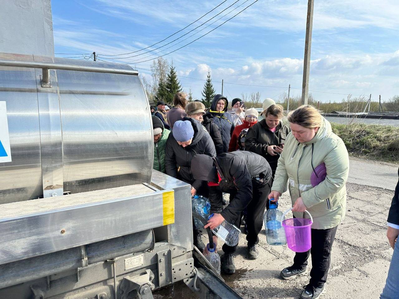 Воду в Белозерске раздавали по 5 литров