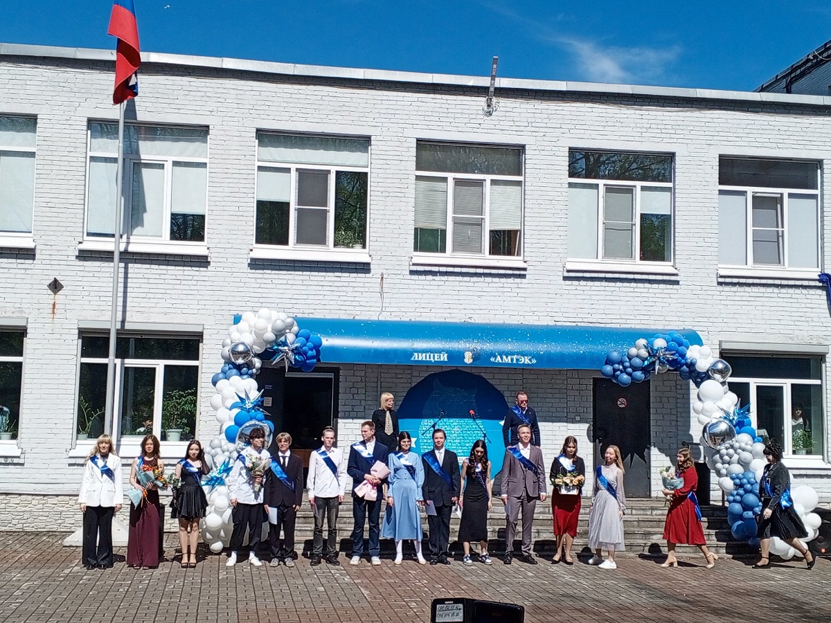 В школах Череповца начались последние звонки | 18.05.2024 | Череповец -  БезФормата