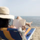 Девушка на пляже читает книгу
