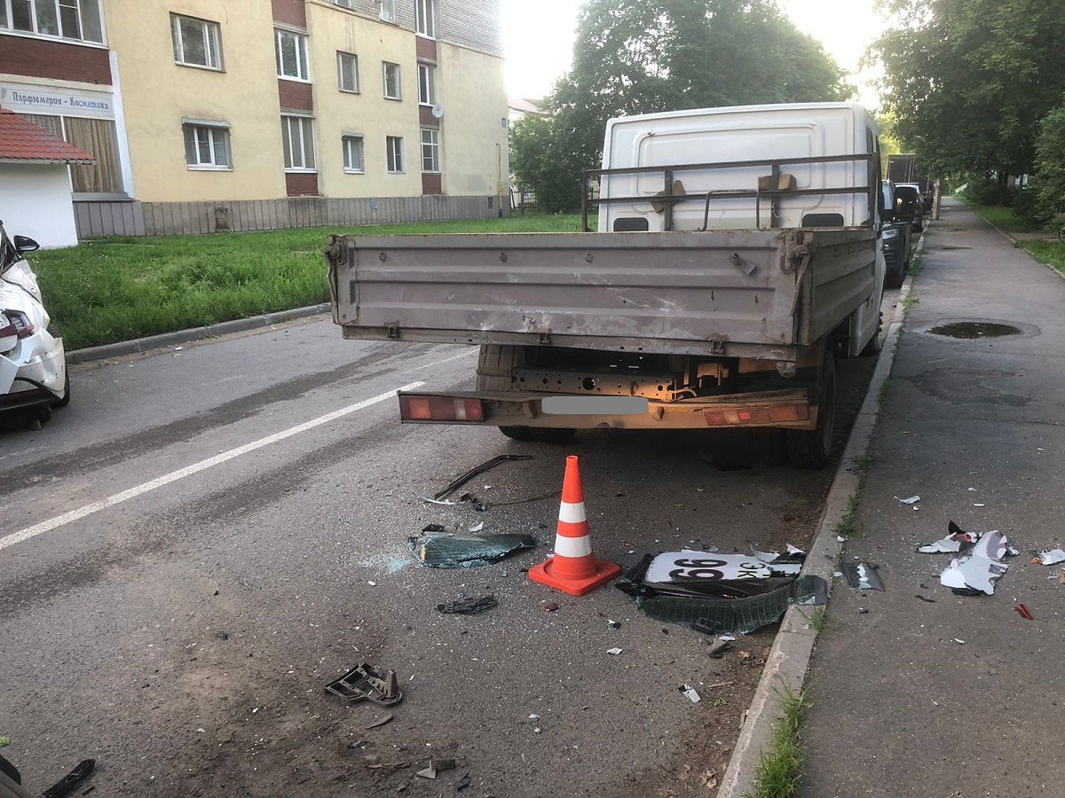 Четыре машины пострадали в ночном ДТП в центре Череповца | 21.06.2024 |  Череповец - БезФормата