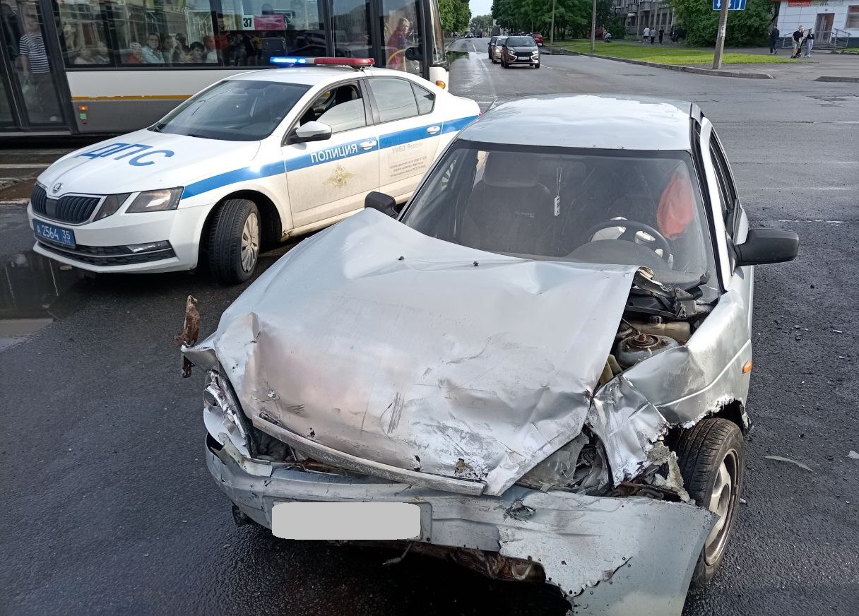 ДТП со скорой в центре Череповца устроил 18-летний водитель - ГородЧе