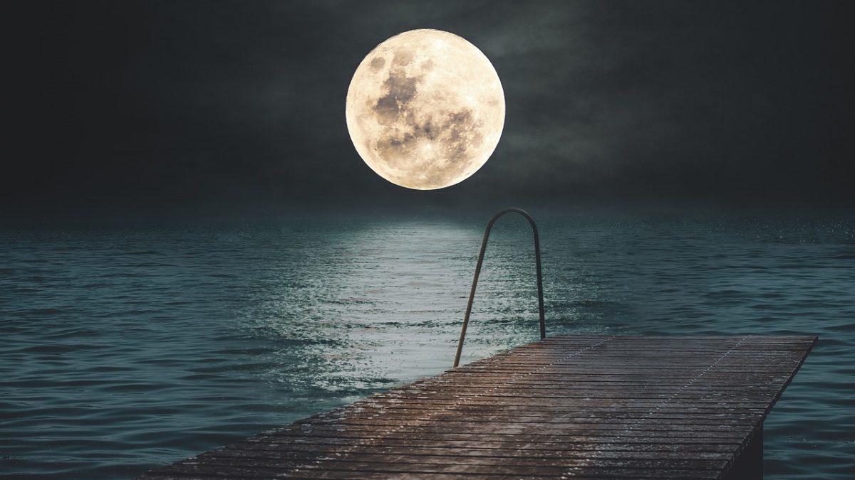 Луна над водой pixabay.com 