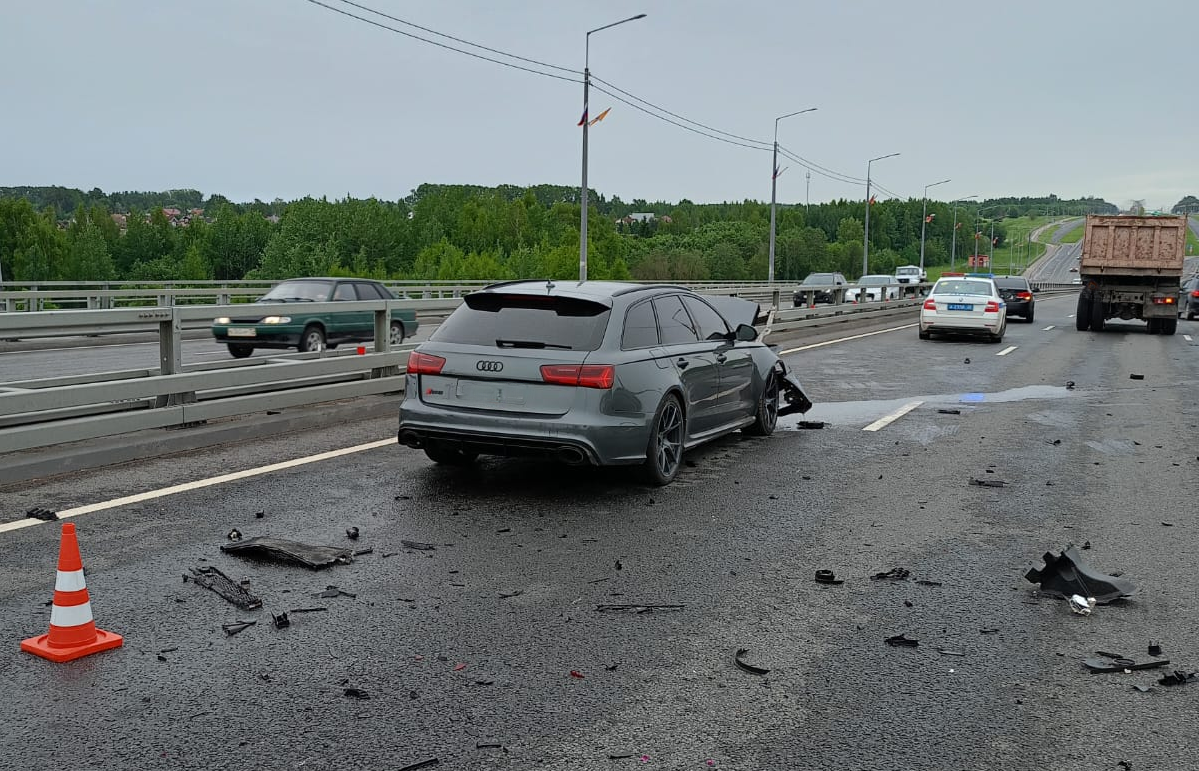 На Архангельском мосту «Ауди» влетела в самосвал | 14.06.2024 | Череповец -  БезФормата