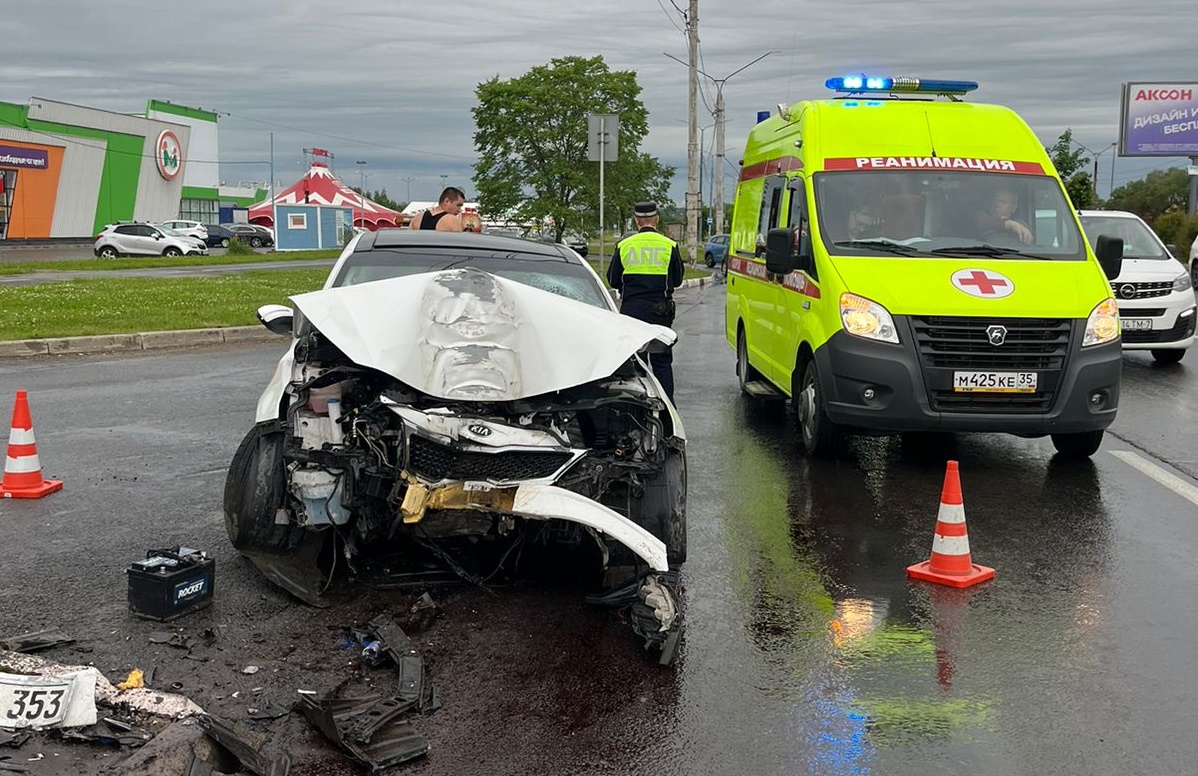 Водителя, влетевшего в столб на Октябрьском проспекте, госпитализировали |  18.06.2024 | Череповец - БезФормата