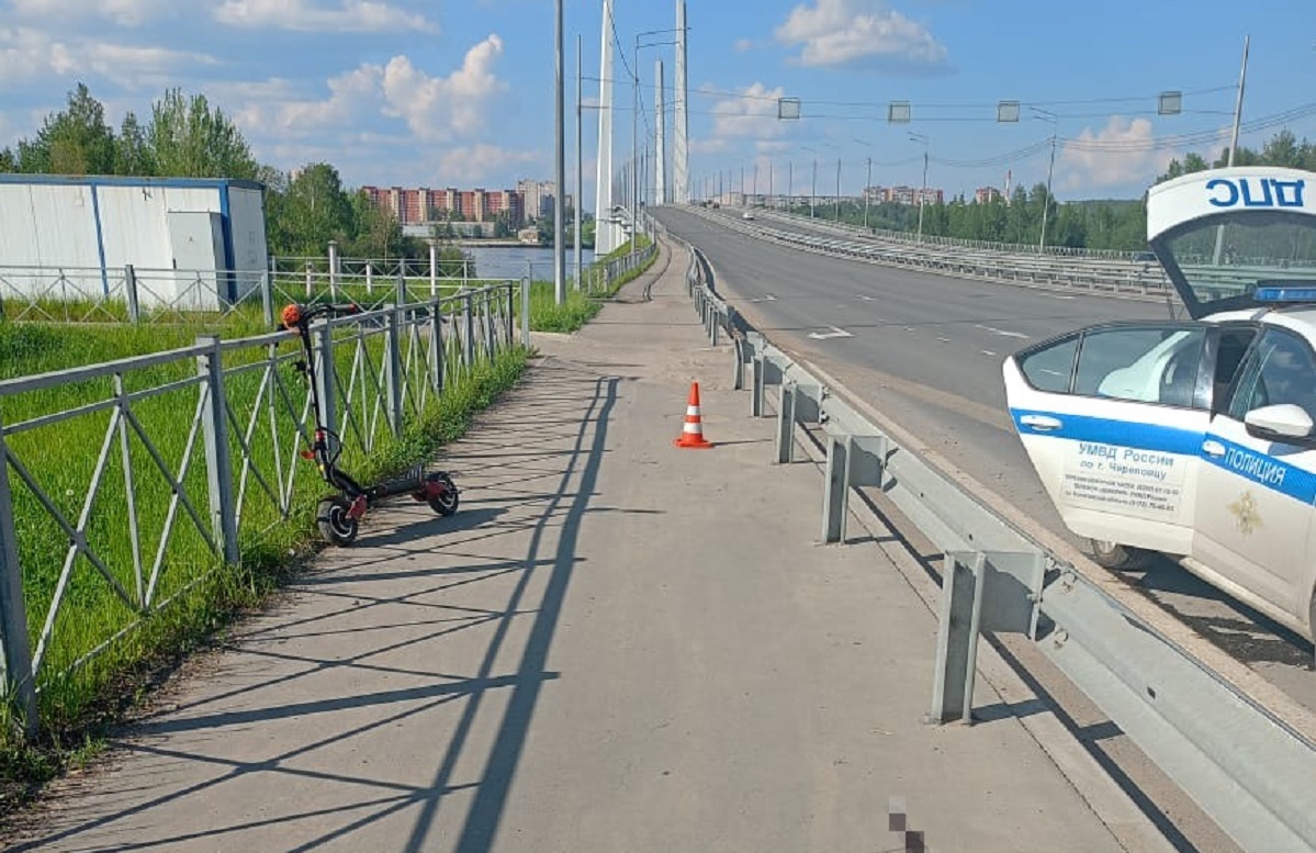 Упавший на Южном шоссе водитель самоката умер в больнице | 04.06.2024 |  Череповец - БезФормата