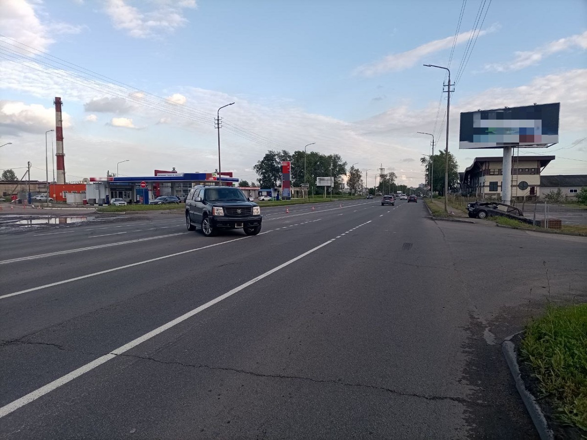 В Череповце водитель, уходя от столкновения, врезался в столб | 21.06.2024  | Череповец - БезФормата