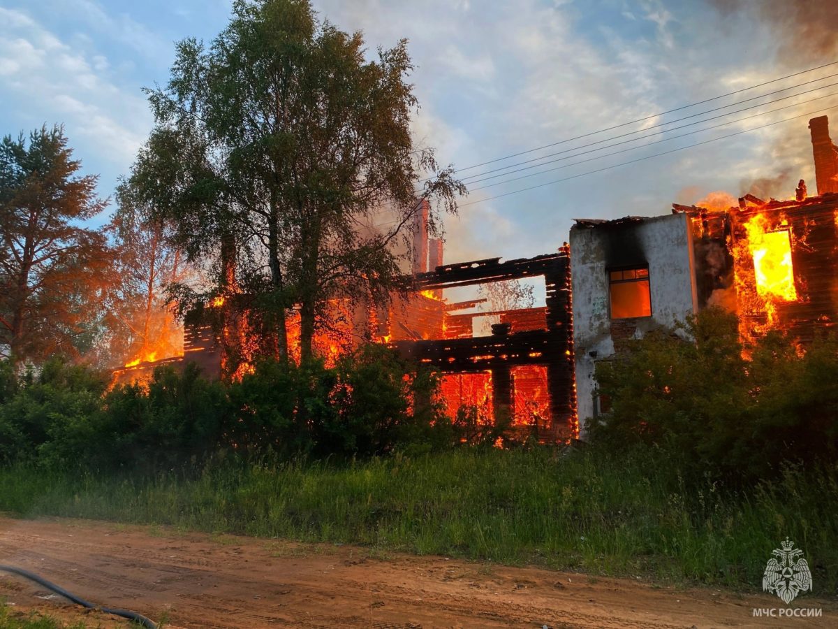 Под Устюжной сегодня ночью сгорела бывшая школа - ГородЧе