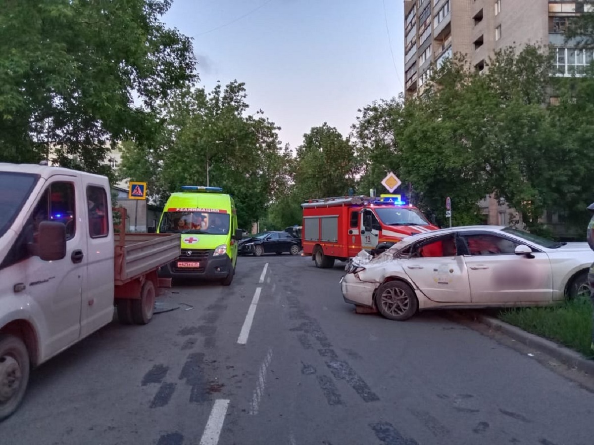 Четыре машины пострадали в ночном ДТП в центре Череповца - ГородЧе