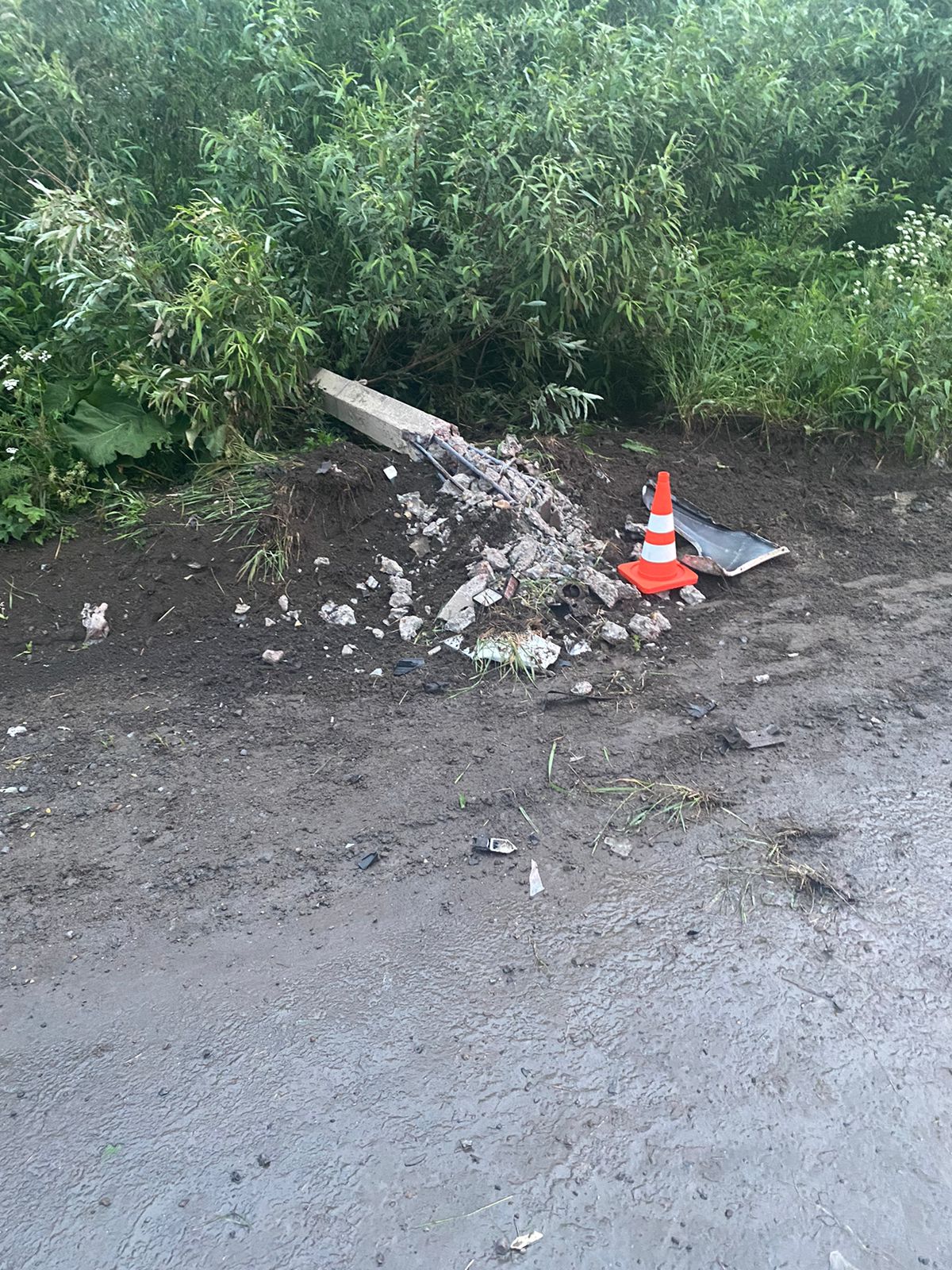 В Череповце легковая машина снесла столб - ГородЧе