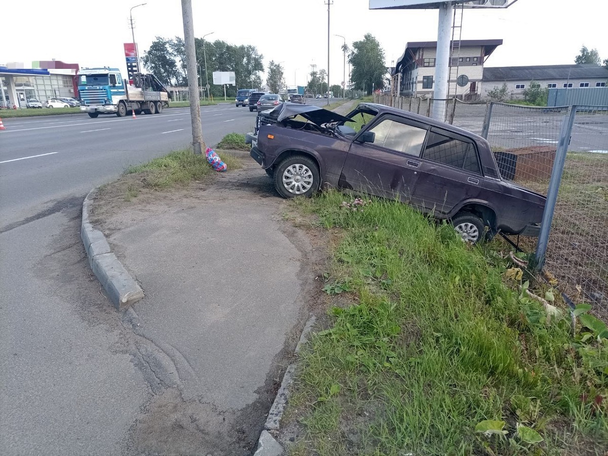 В Череповце водитель, уходя от столкновения, врезался в столб | 21.06.2024  | Череповец - БезФормата