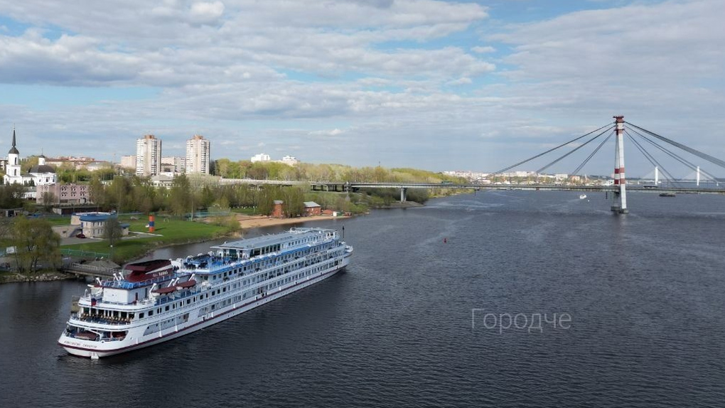 Пассажирский теплоход в Череповце