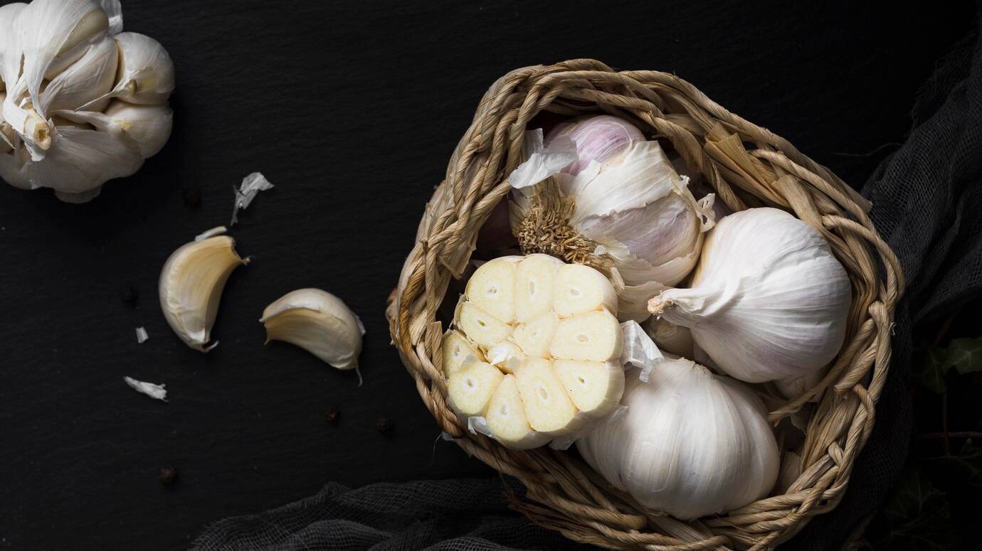 fresh-garlic-basket-top-view_23-2148469838