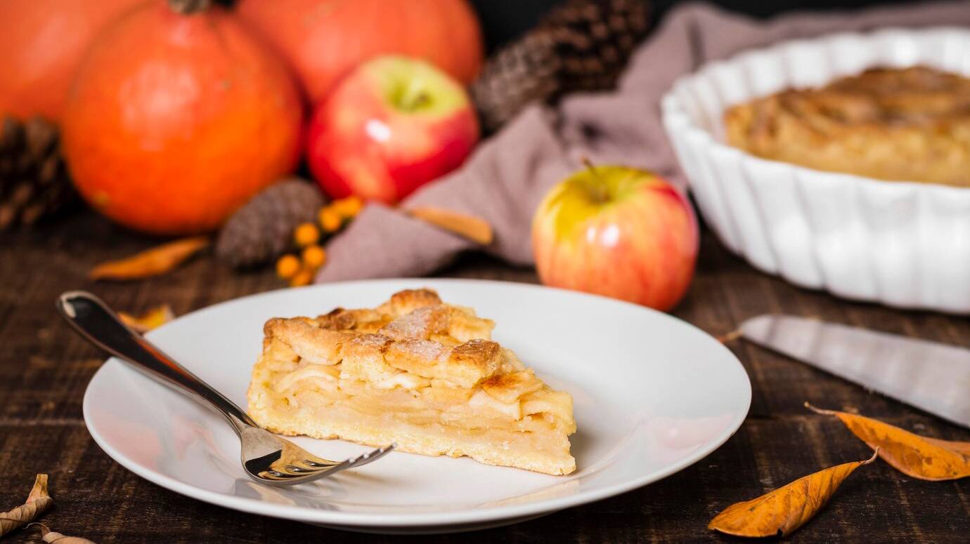 high-angle-plate-with-thanksgiving-apple-pie-slice_23-2148639015 (2)