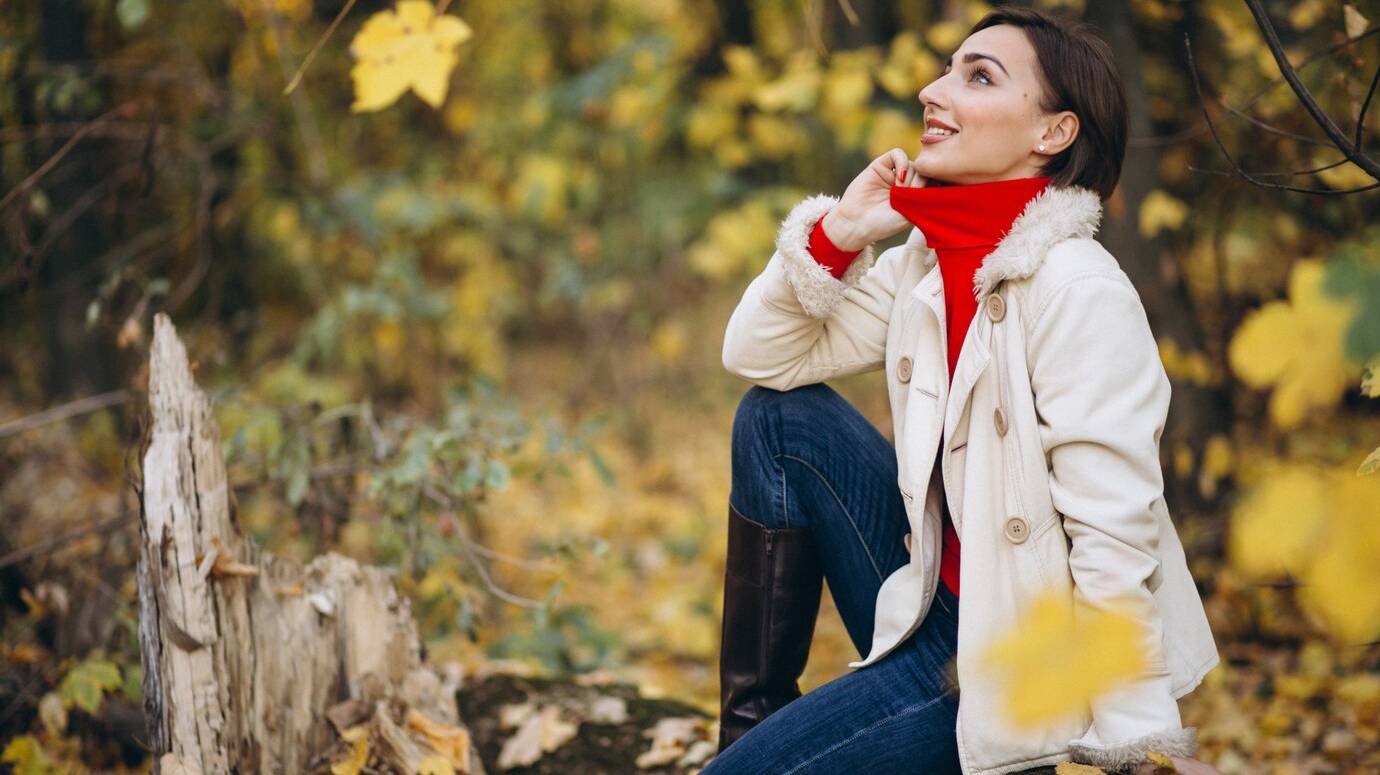 young-woman-autumn-park-sitting-log_1303-11485