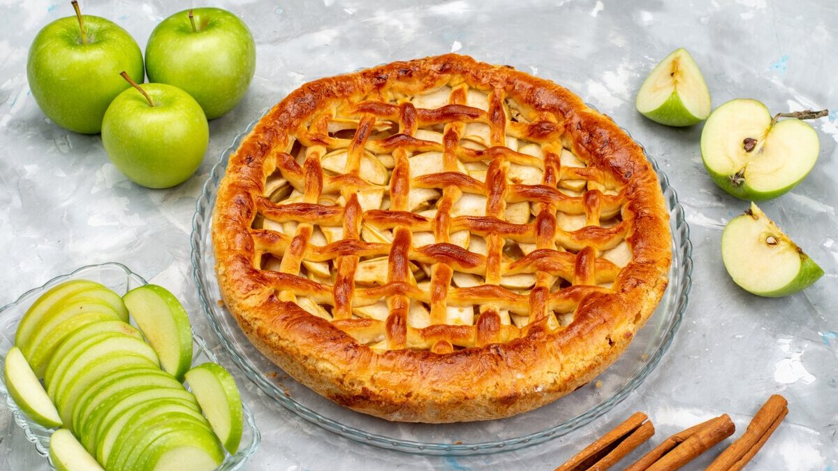 top-view-delicious-apple-cake-with-fresh-green-apples-cake-sugar-fruit_140725-22452